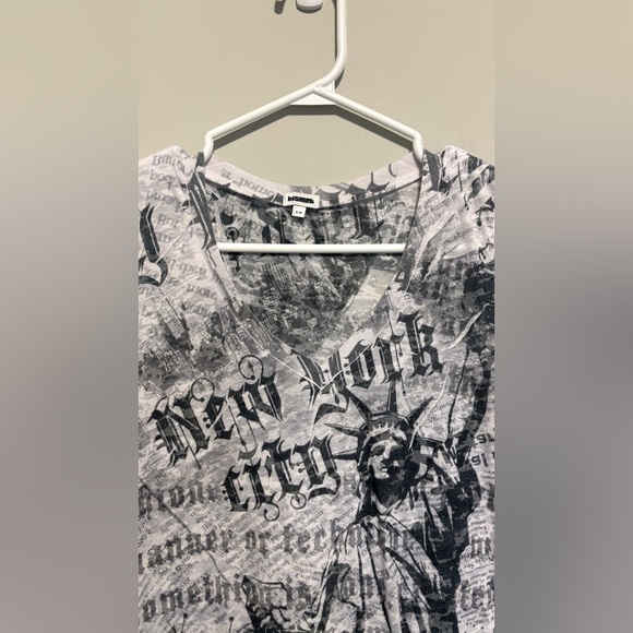 Kismet Women's Size Large V-Neck Short‎ Sleeve New York Graphic Semi Sheer Y2K - Picture 3 of 9